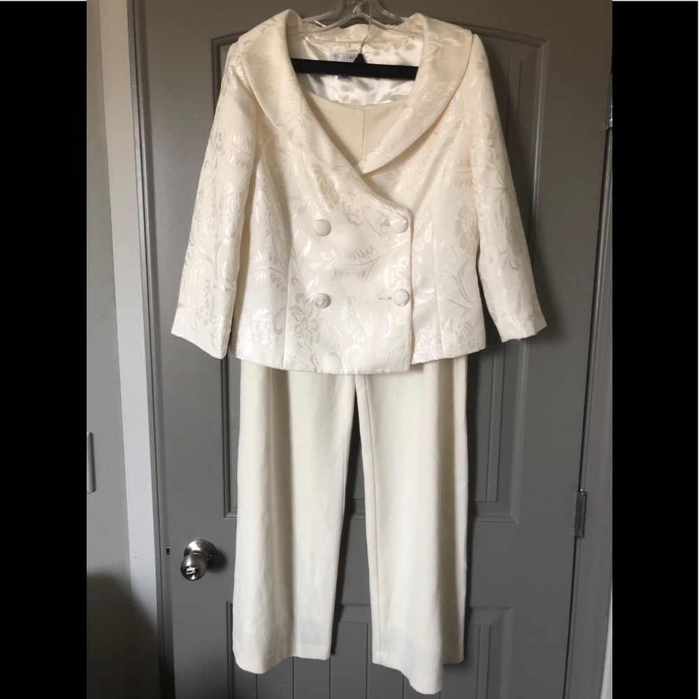 GORGEOUS off-whiteWinter Blazer + Pants